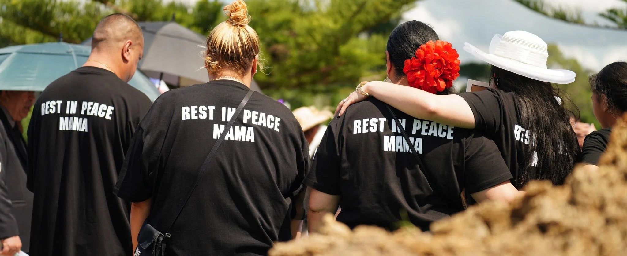 Family gathered at a Cook Islands funeral in Auckland wearing “Rest in Peace Mama” shirts, supported by Lagoon View Funerals.